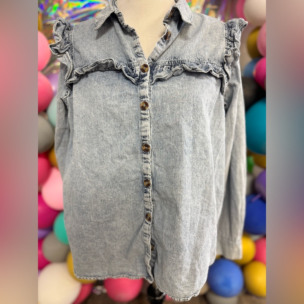 Aaron & Amber Ruffled Chambray‎ Denim Button-Down Top – Women’s Medium